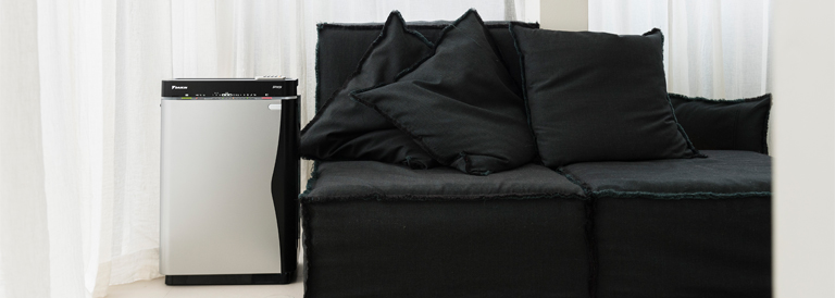 Мать и дочь в помещении