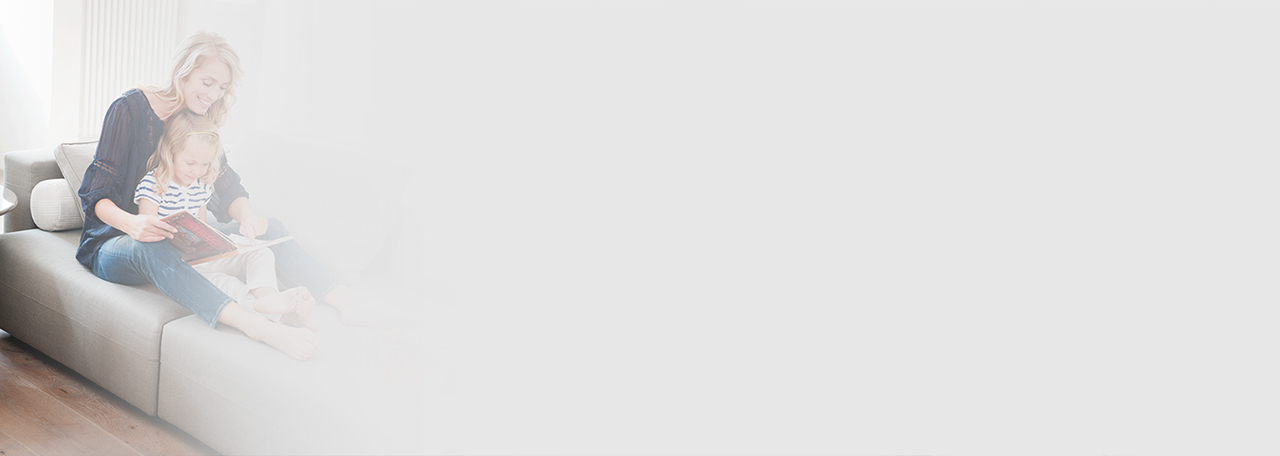 Отец и ребенок на диване