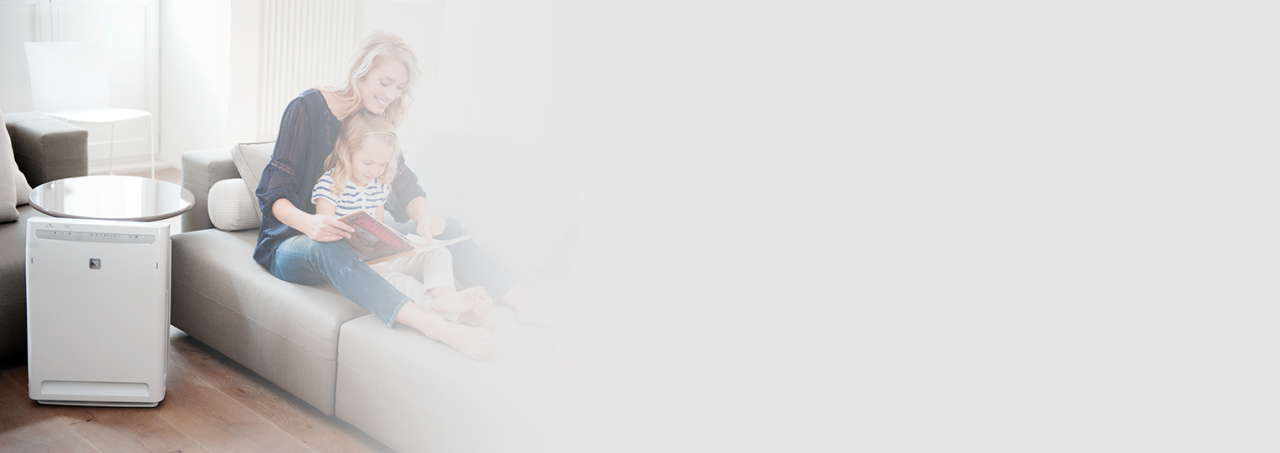 Отец и ребенок на диване